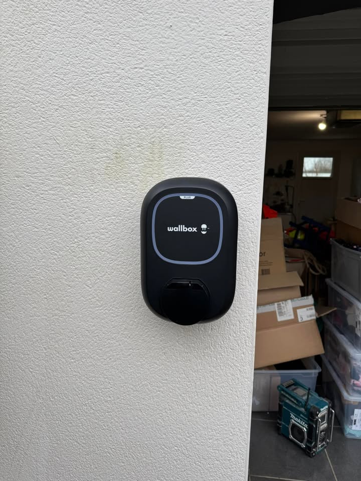 Pose dune Borne de Charge WallBox sur Guilers 1 1535975597349083 - Brest Guilers
