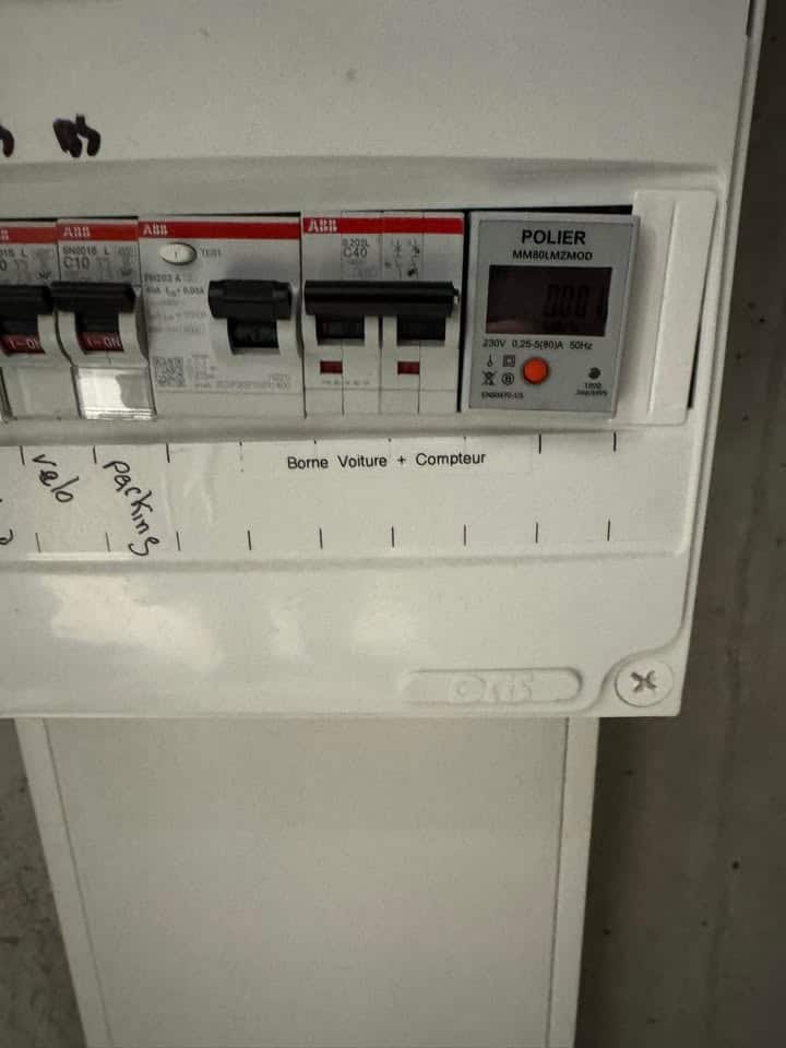Pose dune borne de charge dans une copropriete avec un 1 1514782219468421 - Brest Guilers